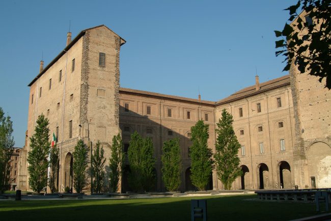 Piazzale della Pilotta con il Palazzo della Pilotta a Parma.